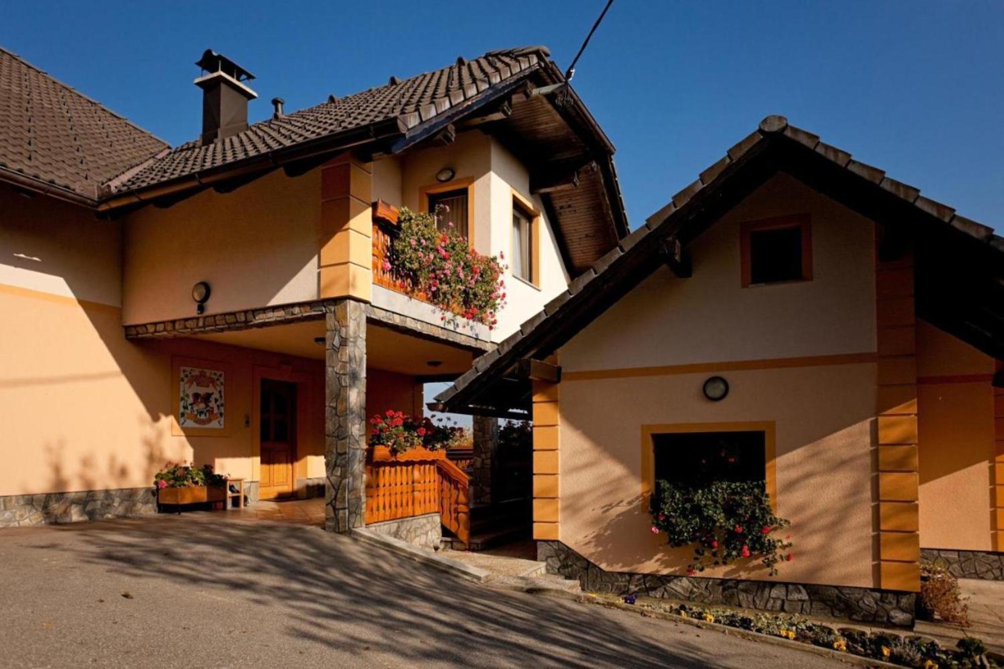 Tourist Farm Skrbina Apartments - Happy Rentals Smarjeske Toplice Exterior photo